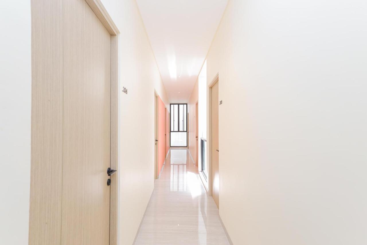 Sans Hotel Clover Ace Surabaya By Reddoorz Exterior photo