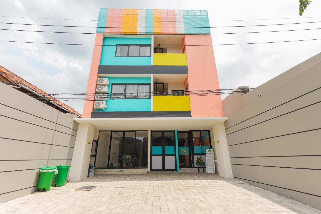 Sans Hotel Clover Ace Surabaya By Reddoorz Exterior photo